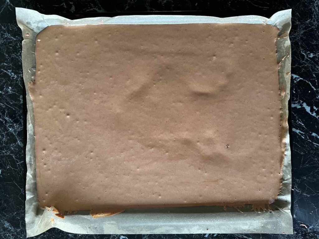 Mlečni kolač - sipati smesu u posudu za pečenje u rerni