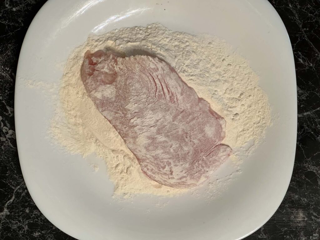 Piletina sa mocarelom - uvaljati filet u brašno