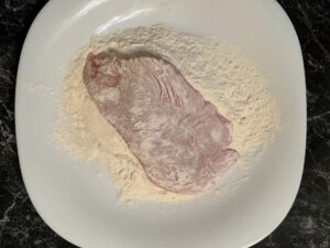 Piletina sa mocarelom - uvaljati filet u brašno