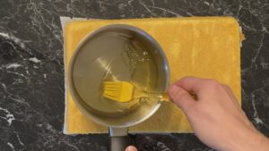 Kolač Fiesta, navlažiti biskvitno testo sirupom