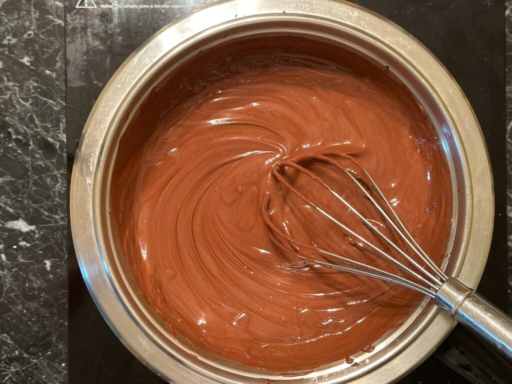 Kolač Fiesta, otopiti čokoladu za glazuru