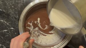 Kolač Fiesta, otopiti čokoladu za glazuru i dodati slatku pavlaku