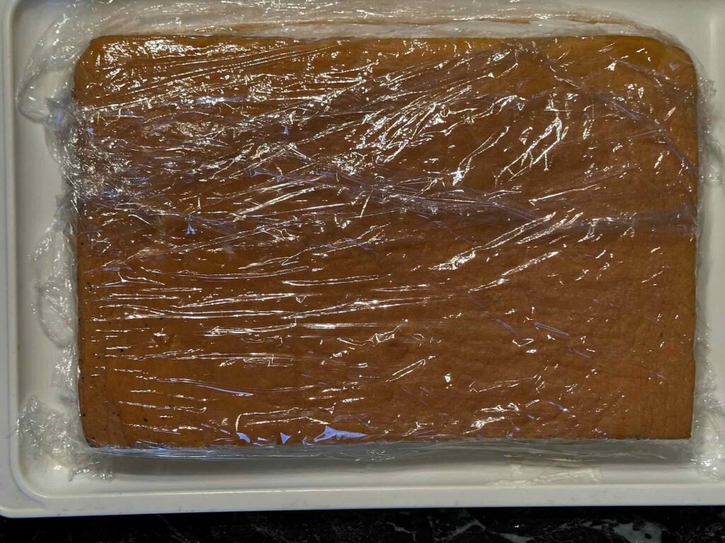 Kolač Fiesta, staviti navlaženu polovinu biskvitnog testa preko mlečnog krema