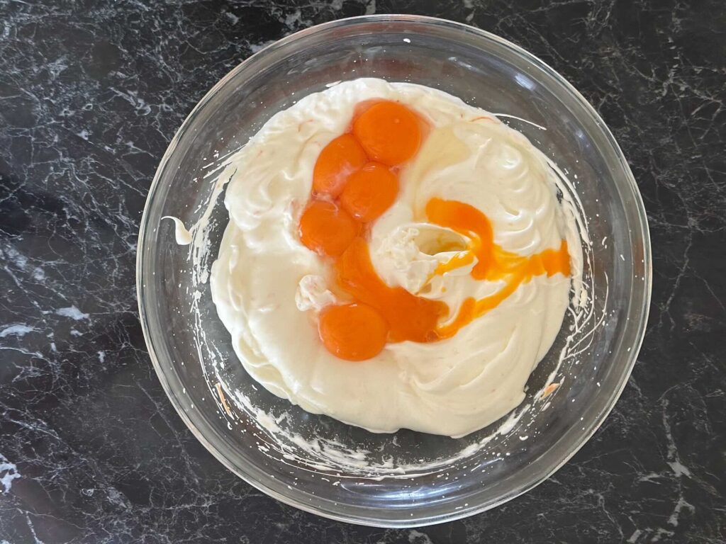 Kolač Fiesta, dodati žumanca i promešati