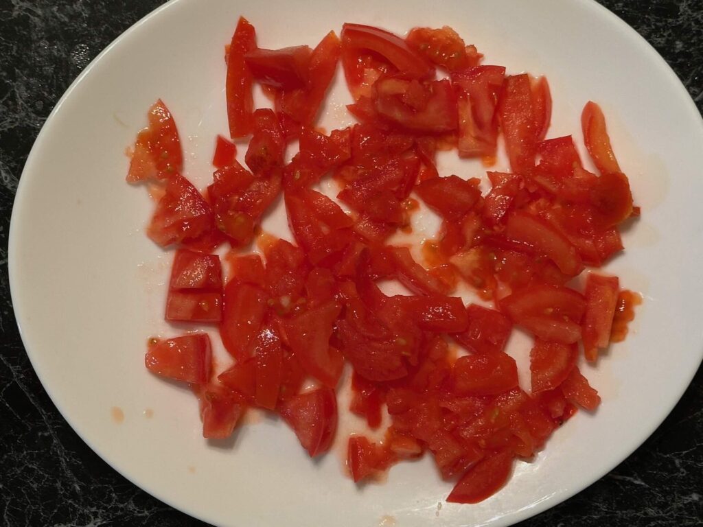 Fregola sa plavim paradajzem - iseckati paradajz na kockice