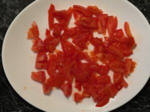 Fregola sa plavim paradajzem - iseckati paradajz na kockice