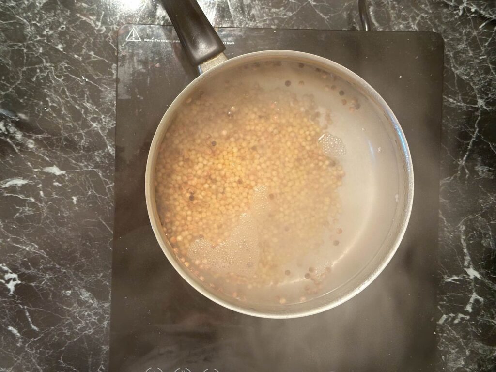Fregola sa plavim paradajzem, kuvanje paste