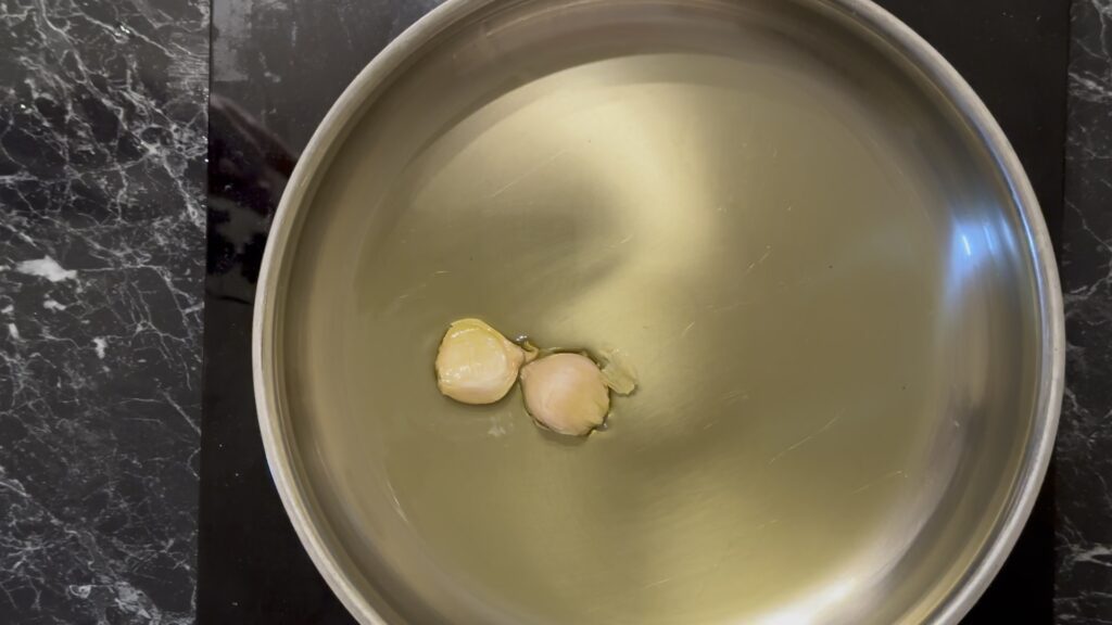 Fregola sa plavim paradajzem - maslinovo ulje sa belim lukom