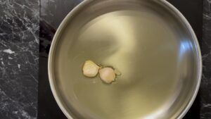 Fregola sa plavim paradajzem - maslinovo ulje sa belim lukom