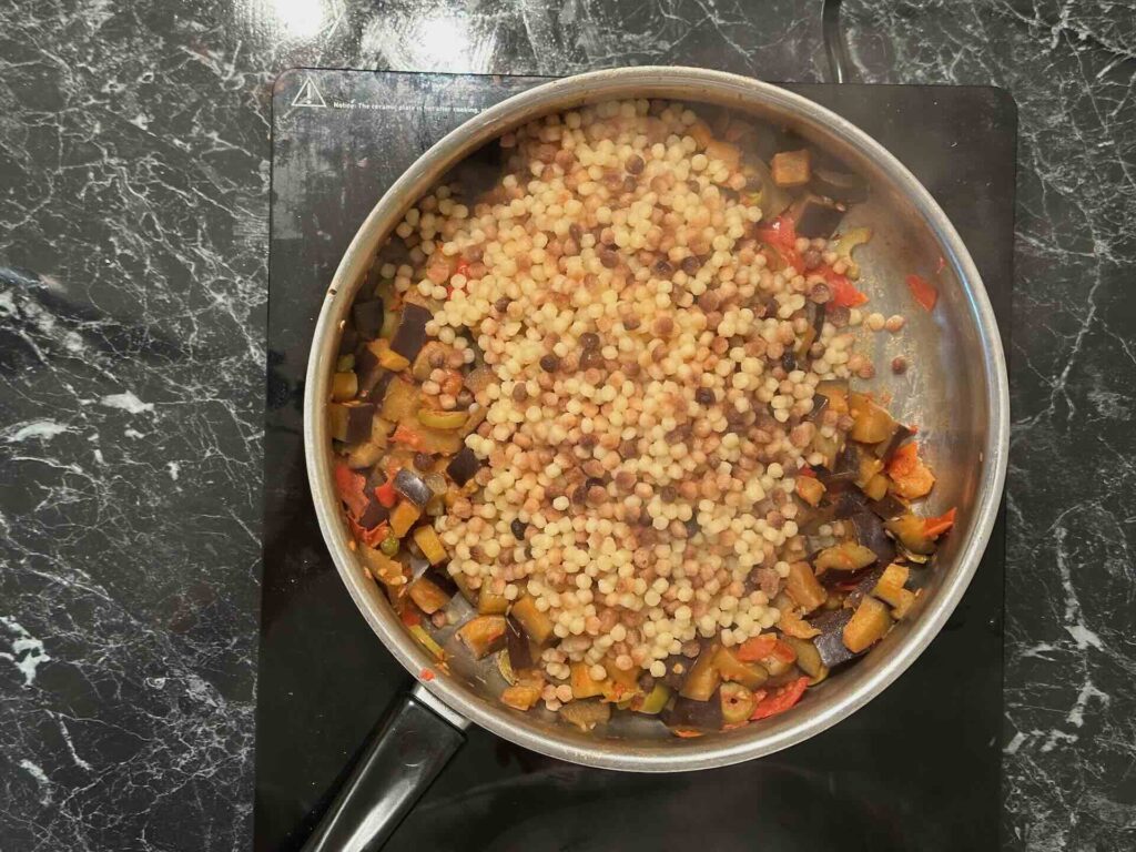 Fregola sa plavim paradajzem - pomešati pastu sa povrćem