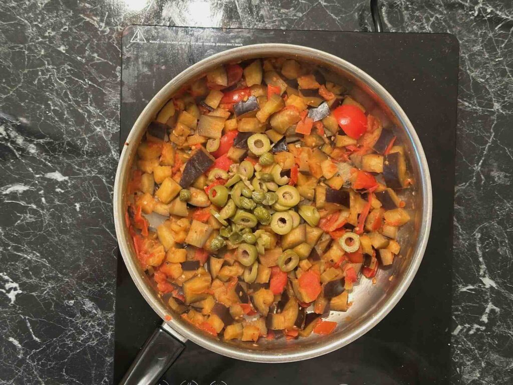 Fregola sa plavim paradajzem - pržiti paradajz, masline i kapar