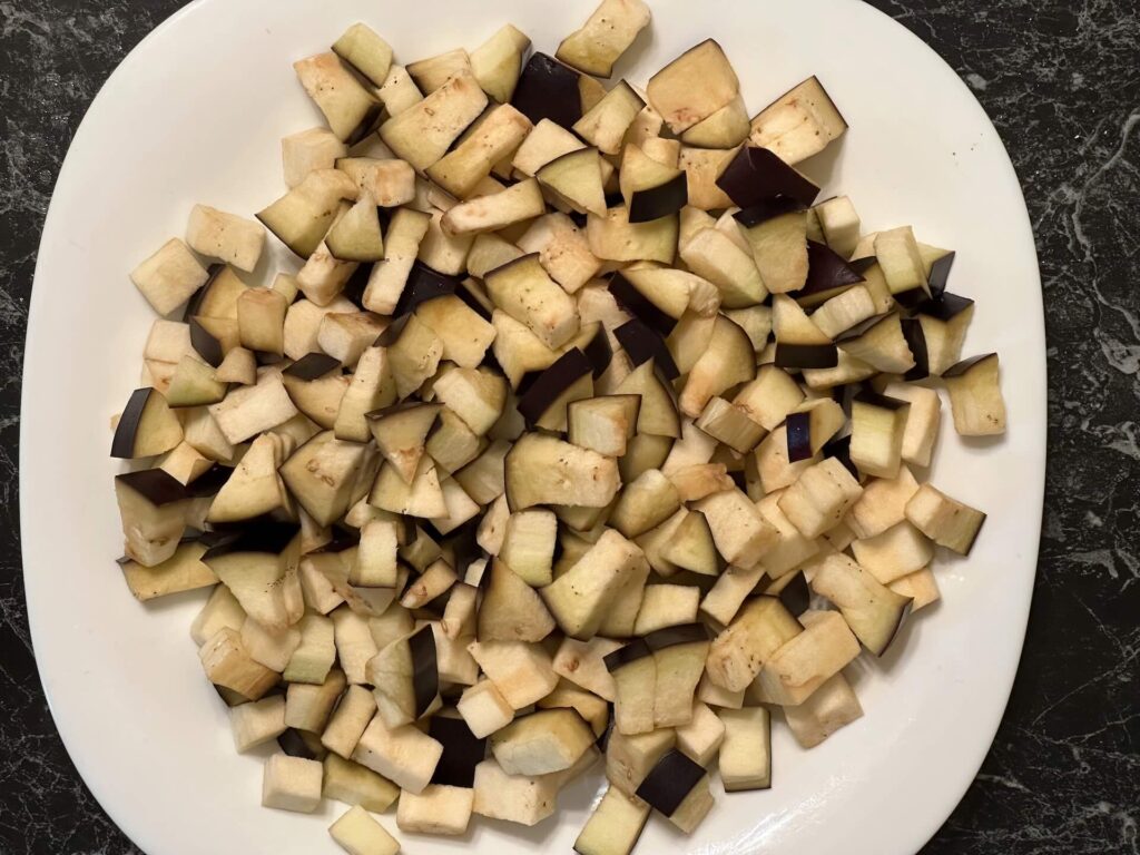 Fregola sa plavim paradajzem - iseckati plavi paradajz na kockice