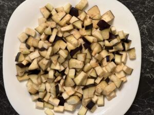 Fregola sa plavim paradajzem - iseckati plavi paradajz na kockice