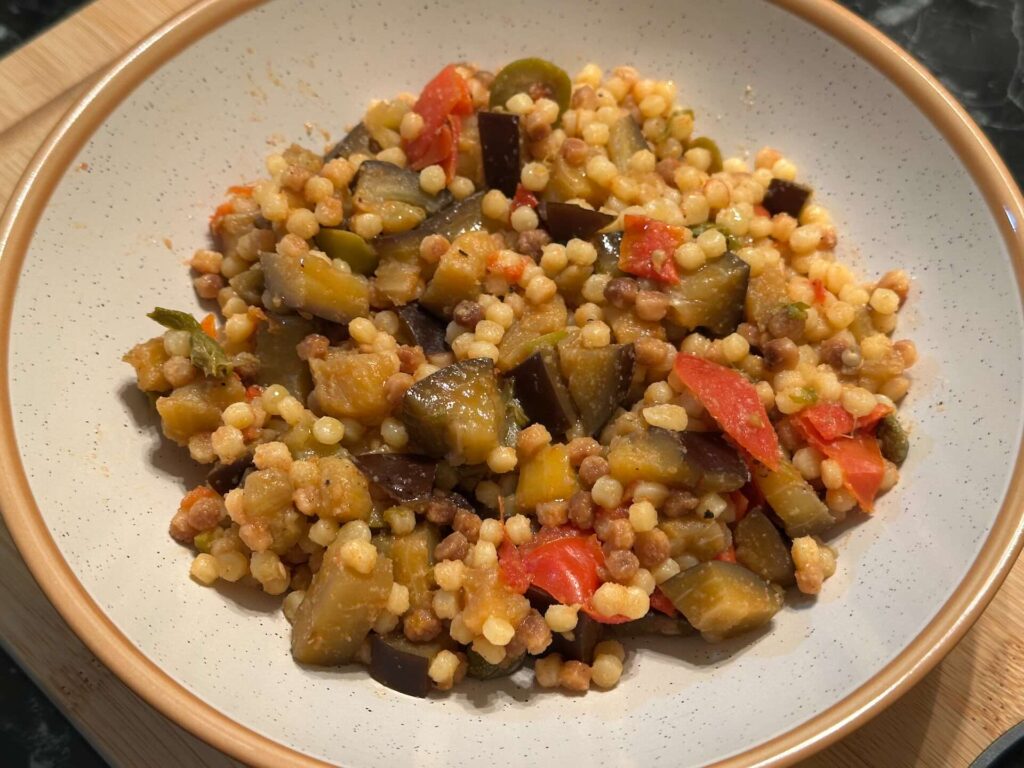 Fregola sa plavim paradajzem - servirana