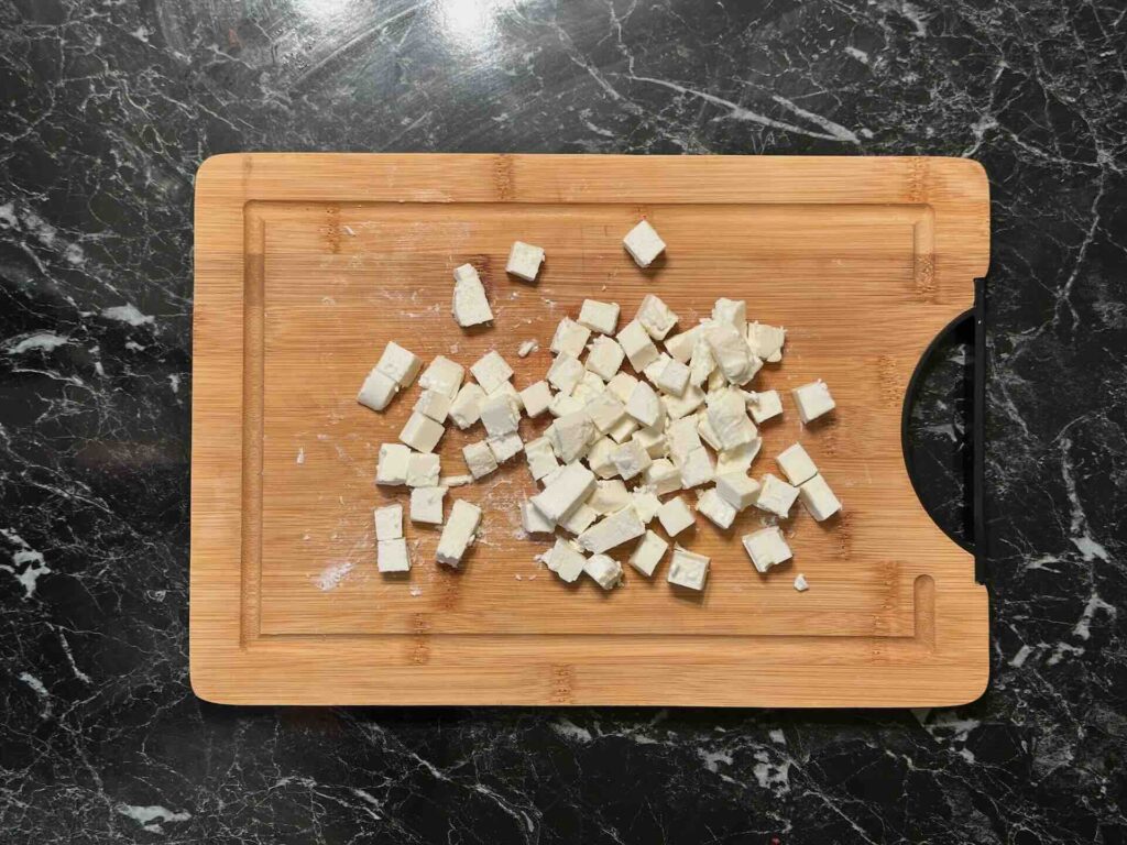 Salata od polbe sa bundevom i narom - iseći feta sir na kockice