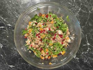 Salata od polbe sa bundevom i narom - promešati sastojke u posudi za salatu