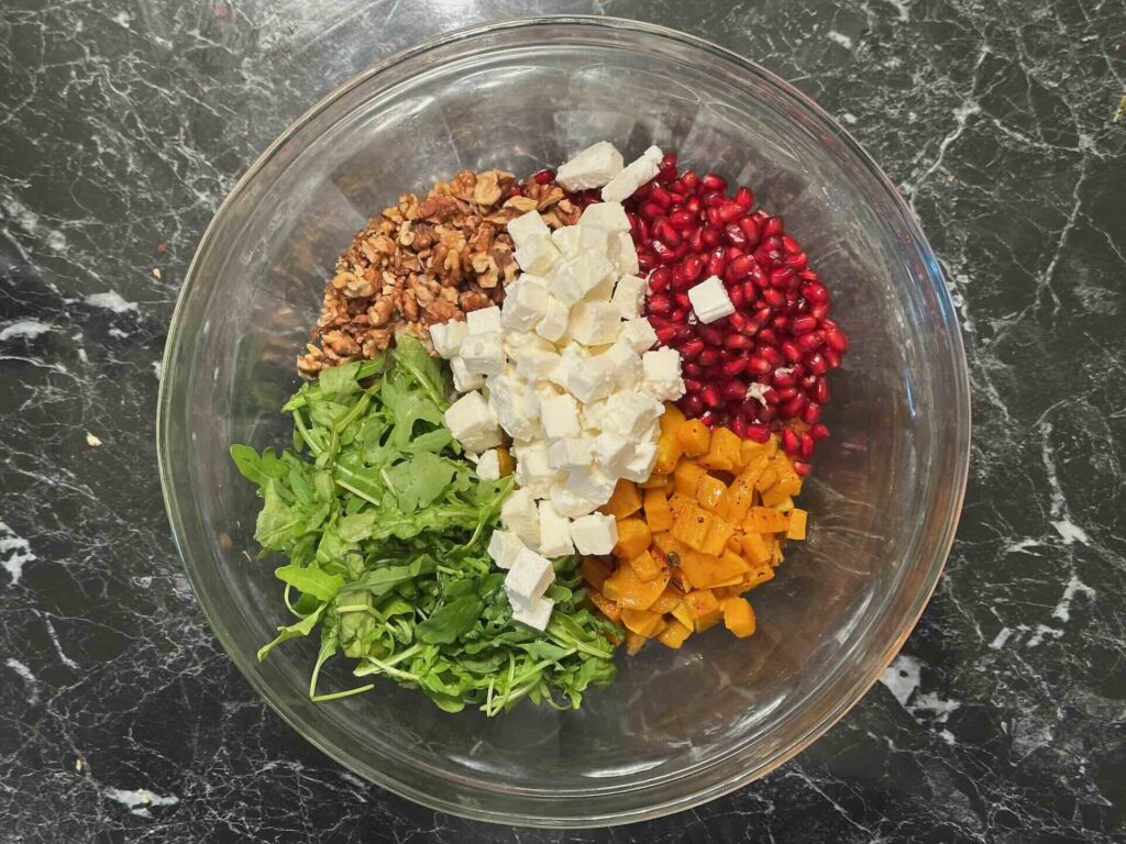 Salata od polbe sa bundevom i narom - sjediniti sastojke u posudi za salatu