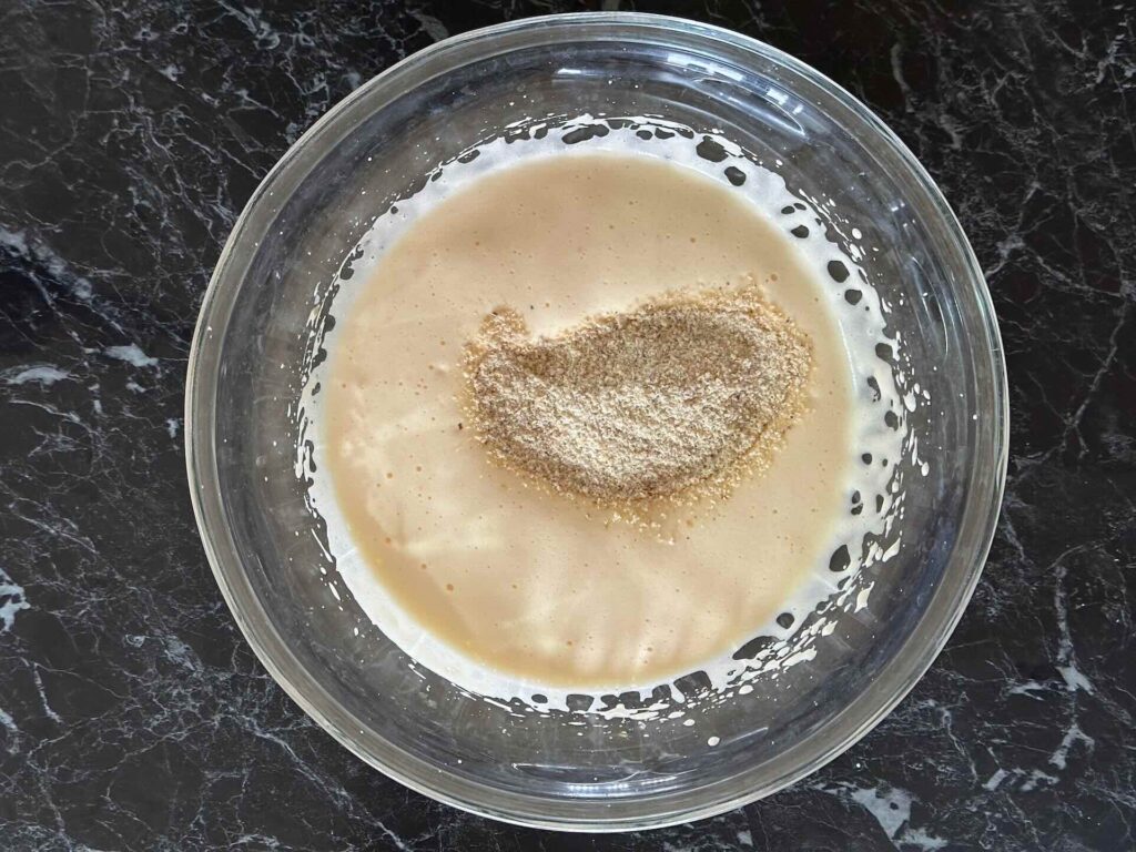 Torta sa rikotom i kruškama - pomešati brašno i jaja