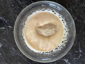 Torta sa rikotom i kruškama - pomešati brašno i jaja