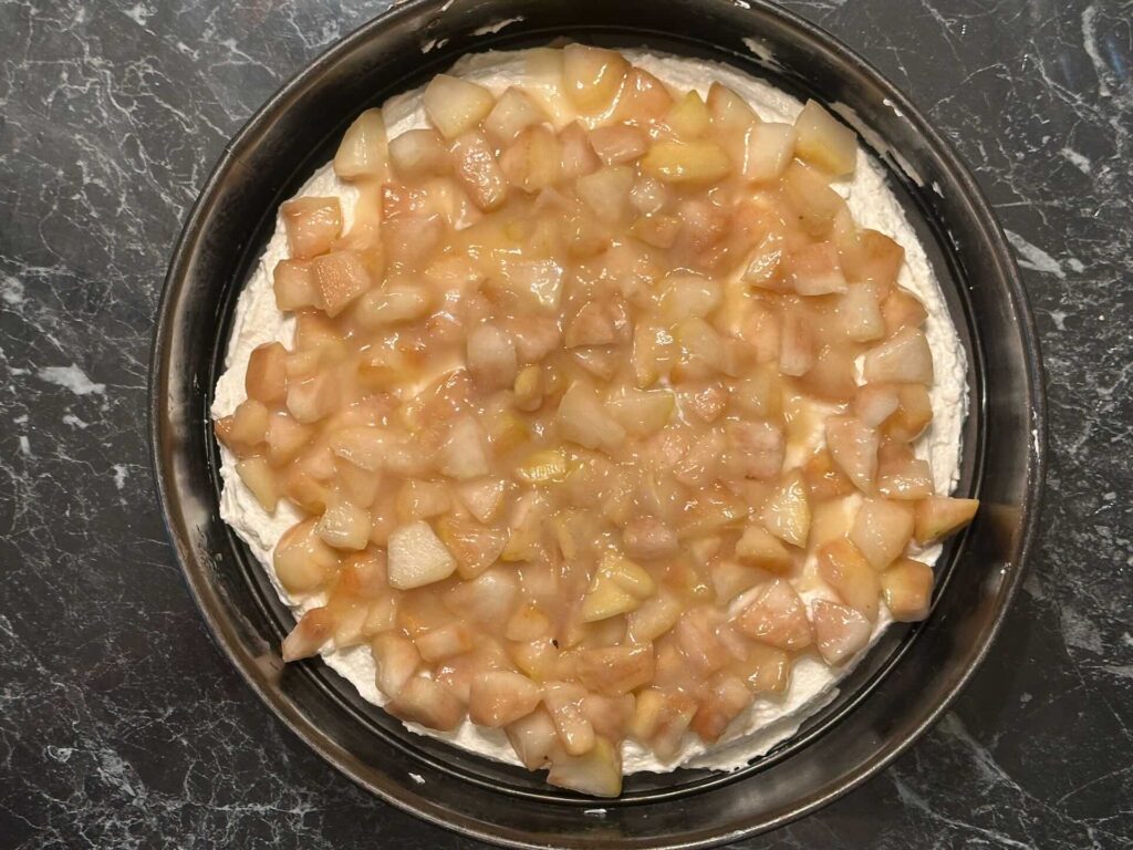 Torta sa rikotom i kruškama - naneti sloj nadeva od krušaka