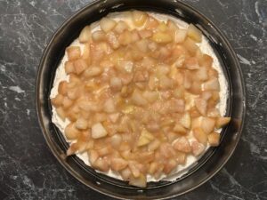 Torta sa rikotom i kruškama - naneti sloj nadeva od krušaka