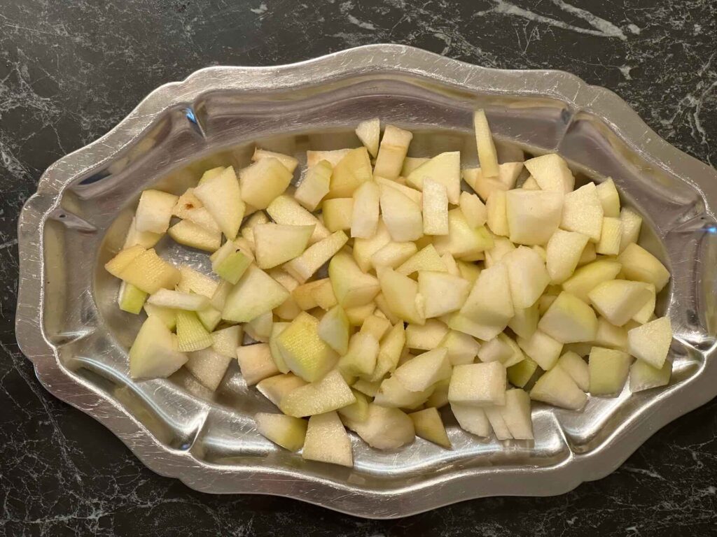 Torta sa rikotom i kruškama - iseći kruške na kockice