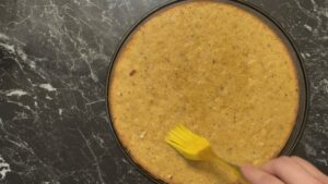 Torta sa rikotom i kruškama - premazati kore sirupom