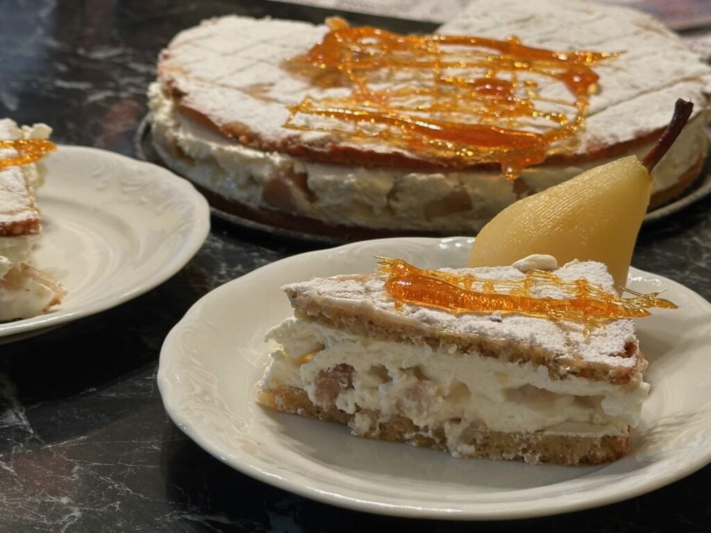 Torta sa rikotom i kruškama - serviranje