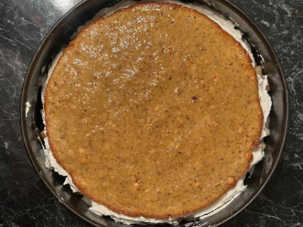 Torta sa rikotom i kruškama - dodati kore preko krema od rikote i premazati sirupom