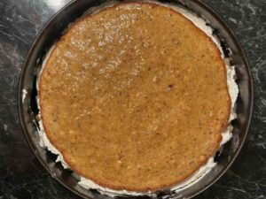 Torta sa rikotom i kruškama - dodati kore preko krema od rikote i premazati sirupom
