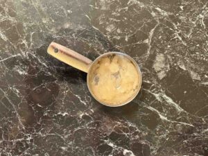 Torta sa rikotom i kruškama - pomešati želatin i vodu