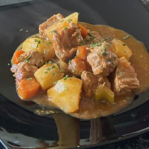 Kuvana teletina sa krompirom i povrćem u aromatičnom sosu