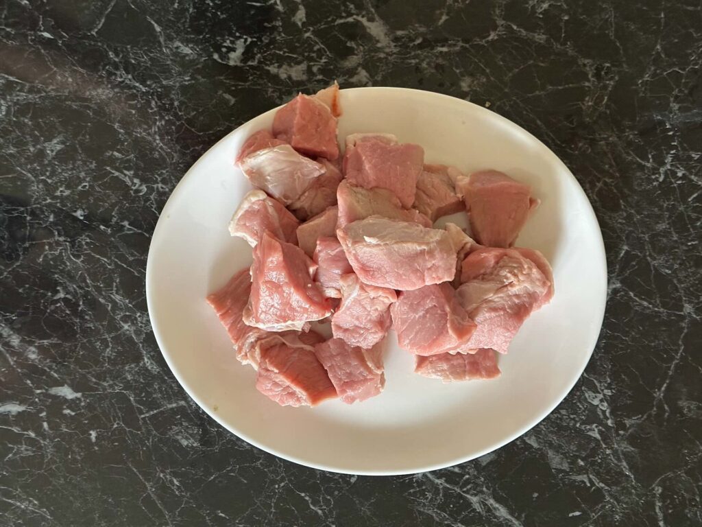 Teleće meso isečeno na krupne kocke za kuvanje