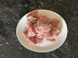 Teleće meso isečeno na krupne kocke za kuvanje