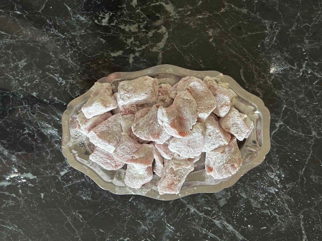 Komadi teletine lagano uvaljani u brašno pre prženja