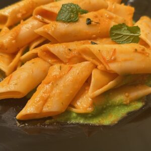 Pasta u paradajz sosu na kremu od bosiljka