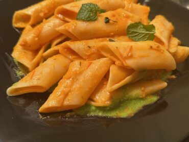 Pasta u paradajz sosu na kremu od bosiljka