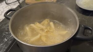 Pasta u paradajz sosu na kremu od bosiljka - priprema paste