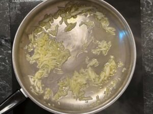 Pasta u paradajz sosu na kremu od bosiljka - sotirati crni luk