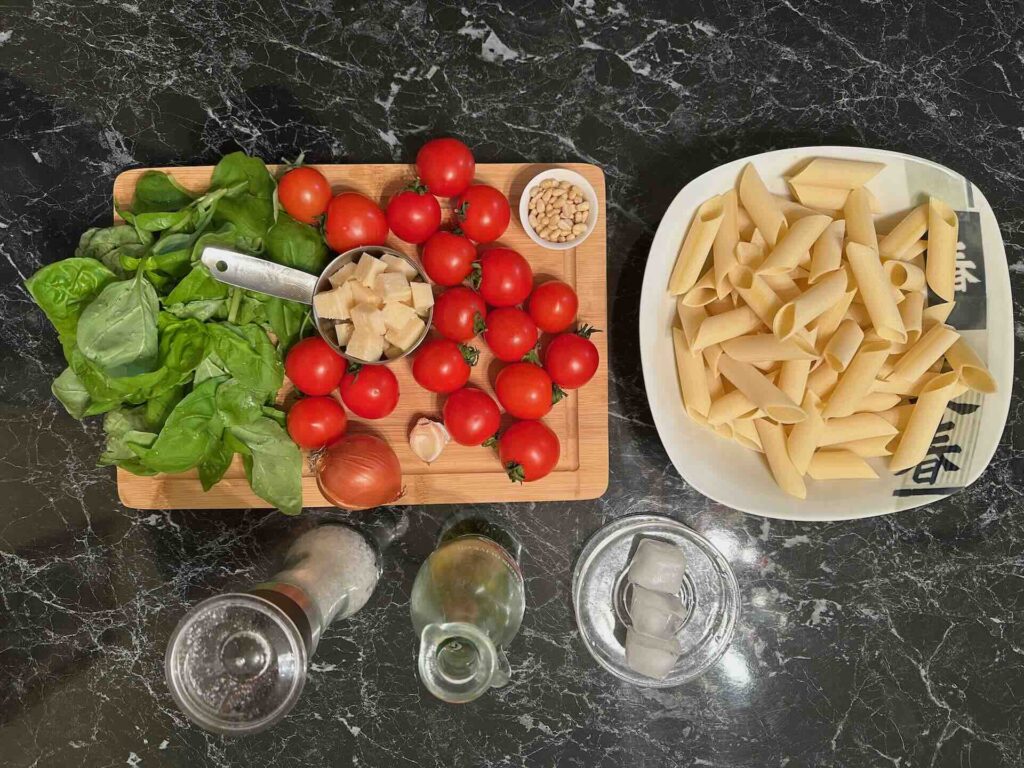 Pasta u paradajz sosu na kremu od bosiljka - serviranje