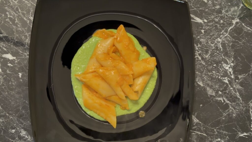 Pasta u paradajz sosu na kremu od bosiljka - priprema sosa od paradajza - serviranje