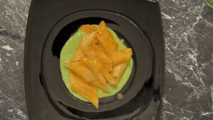 Pasta u paradajz sosu na kremu od bosiljka - priprema sosa od paradajza - serviranje