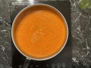 Pasta u paradajz sosu na kremu od bosiljka - blendirati pečeni paradajz