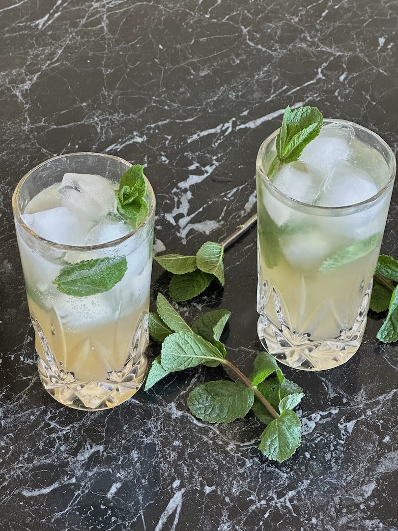 Mojito koktel sa belim rumom, limetom i nanom