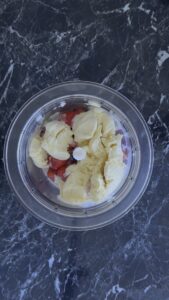 Milkshake od jagode - pomešati sastojke u blenderu