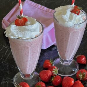 milkshake od jagoda u čaši sa šlagom