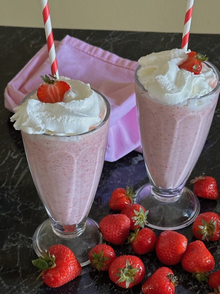 milkshake od jagoda u čaši sa šlagom