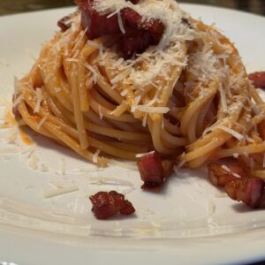 Pasta Amatriciana sa guancialeom, paradajzom i Pecorino Romano sirom