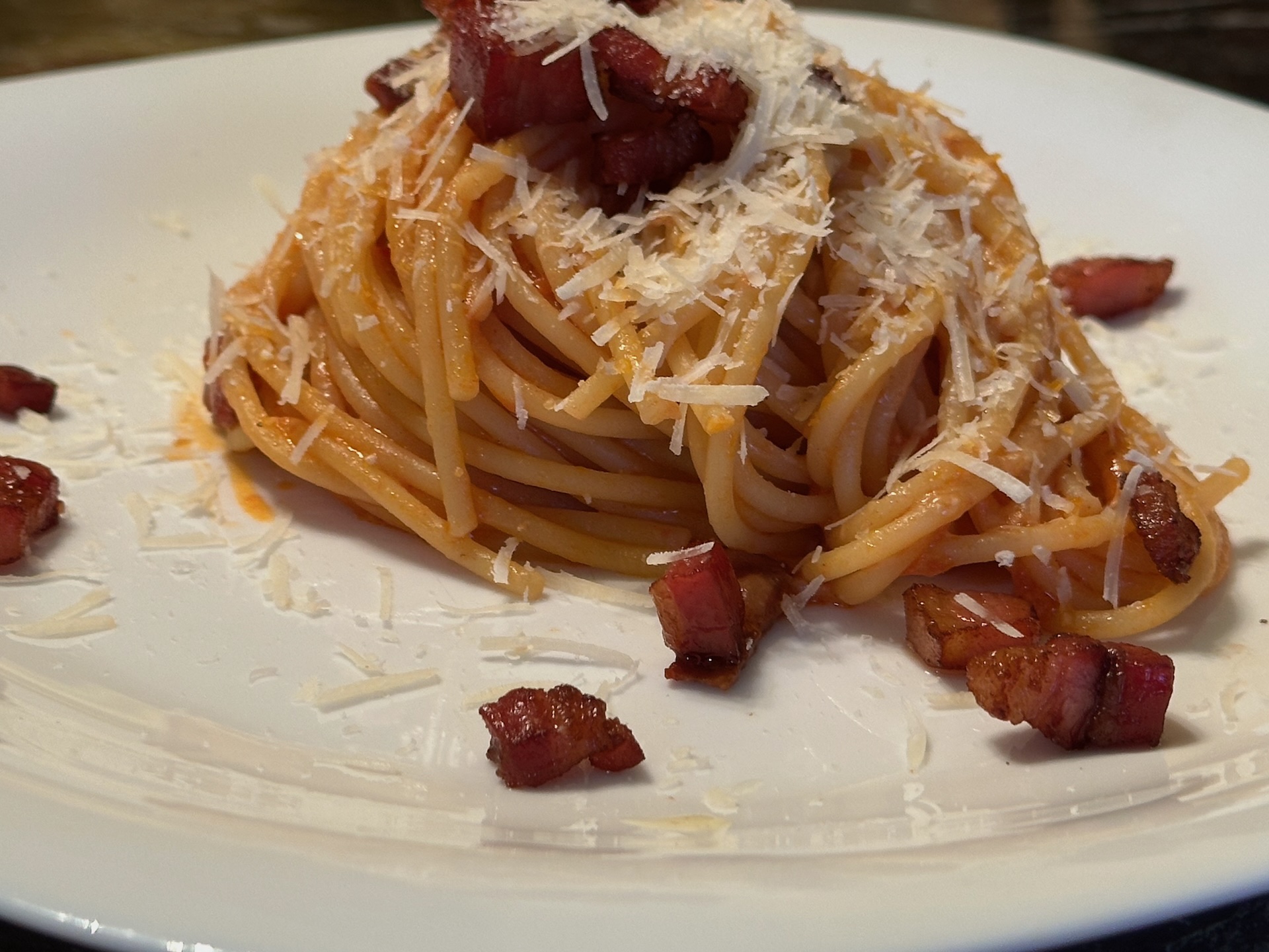 Pasta Amatriciana sa guancialeom, paradajzom i Pecorino Romano sirom