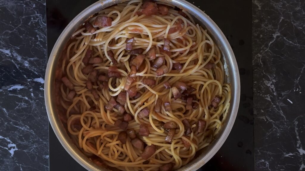 Pasta sjedinjena sa paradajz sosom i guancialeom